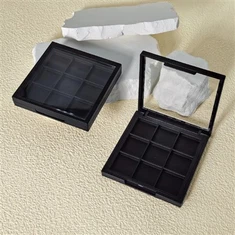 لوحة مكياج فارغة مع مرآة